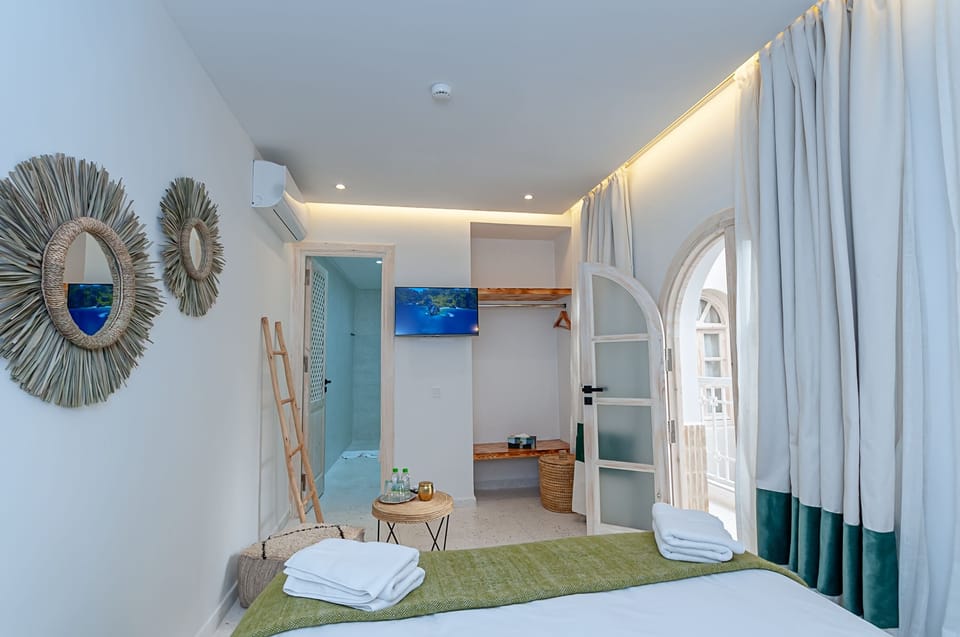 Deluxe Double Room, Private Bathroom (Green) | Premium bedding, in-room safe, iron/ironing board, WiFi (free)