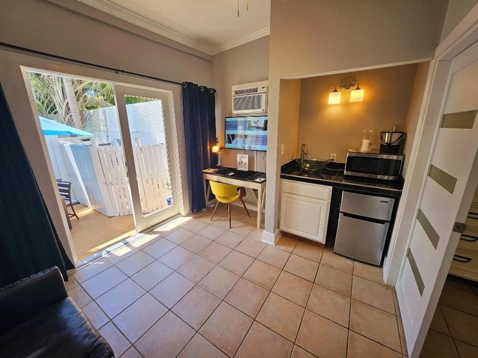 Room 15 - Premium - King Bed - Adults Only 21+ | Egyptian cotton sheets, premium bedding, pillowtop beds, in-room safe