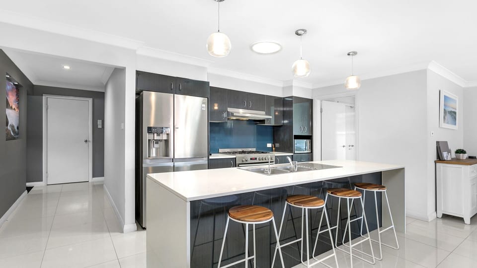 Breakfast Bar and Kitchen