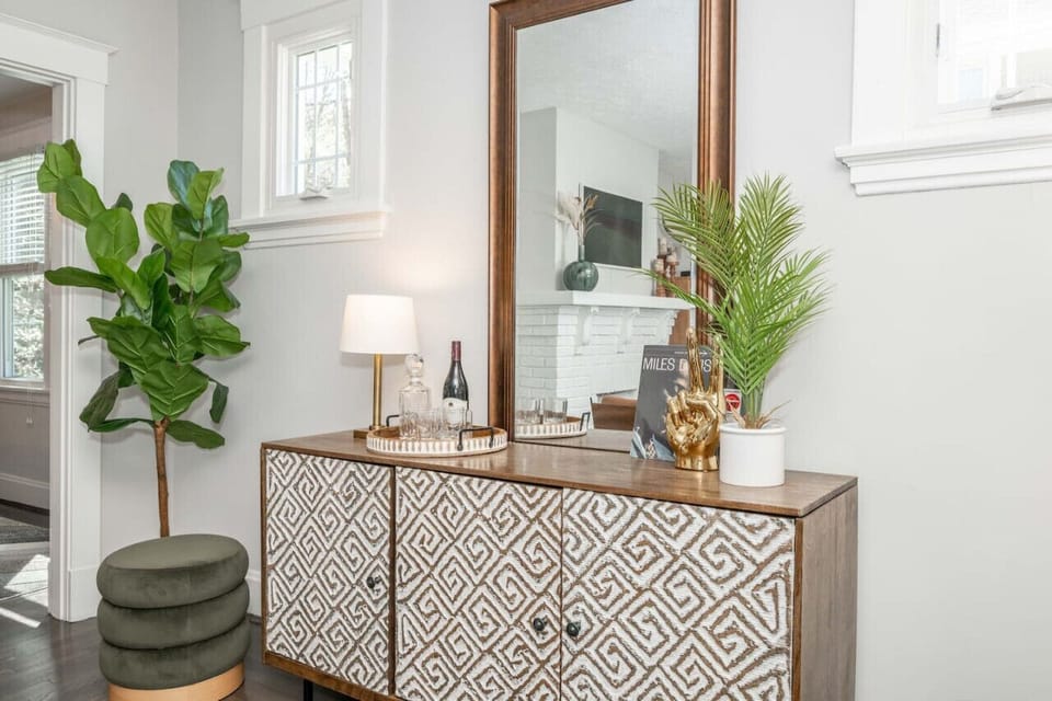 Living Room w/ Smart TV