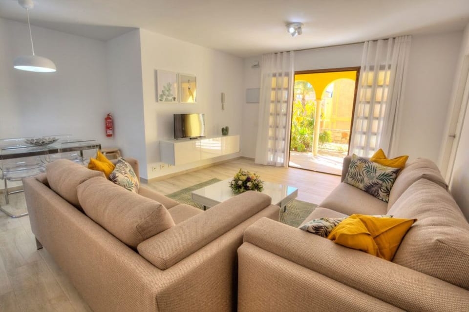 Apartment, 3 Bedrooms | Living area | 32-inch Smart TV with cable channels, DVD player
