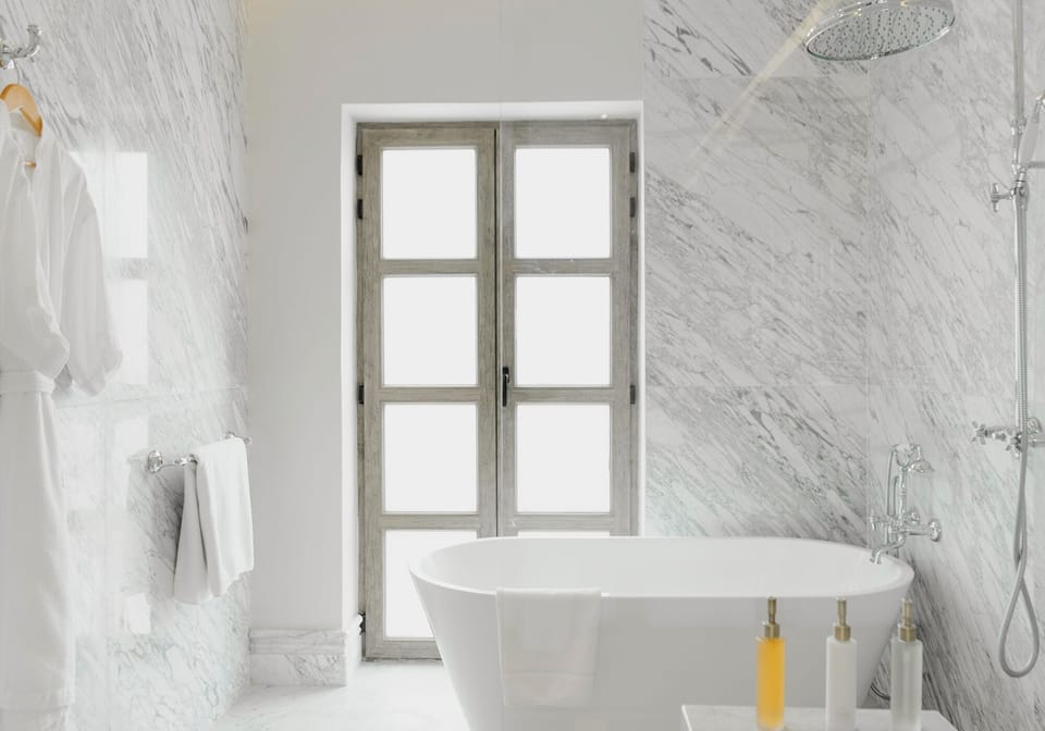 Deluxe Suite Double Queen | Bathroom | Free toiletries, hair dryer, bathrobes, slippers