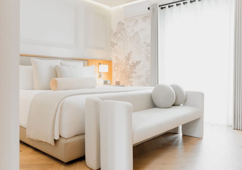 Deluxe Colonial Suite King | Hypo-allergenic bedding, down comforters, pillowtop beds
