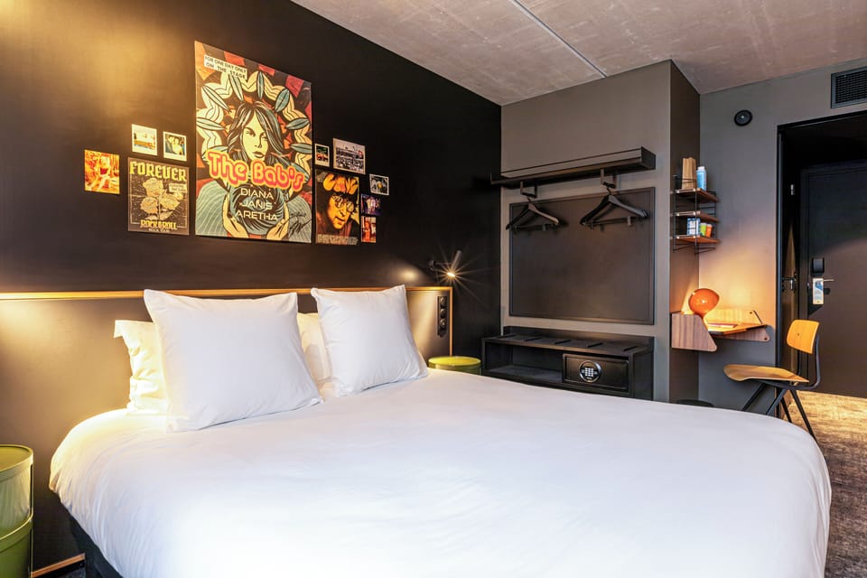 Standard Room, 2 Twin Beds | Premium bedding, in-room safe, laptop workspace, blackout drapes