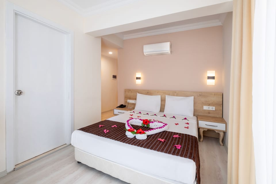 Standard Room, Balcony, City View | 1 bedroom, desk, WiFi