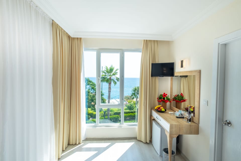 Standard Room, Balcony, City View | 1 bedroom, desk, WiFi