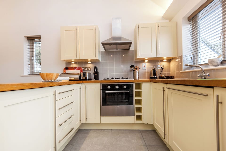 Cottage | Private kitchen | Fridge, dishwasher, electric kettle, toaster