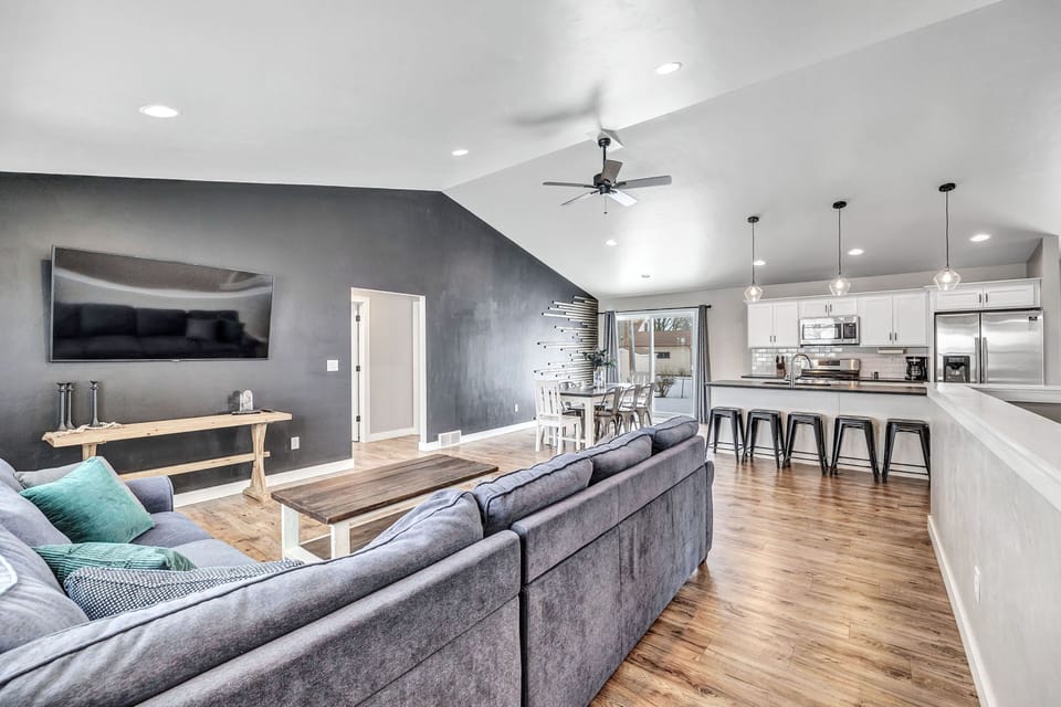 Large Open Concept Main Level
Smart TV with Cable
Pull out sofa 