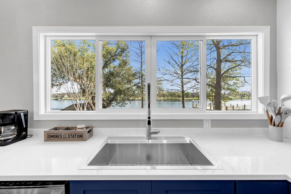 With views like that everyone will want dish duty.