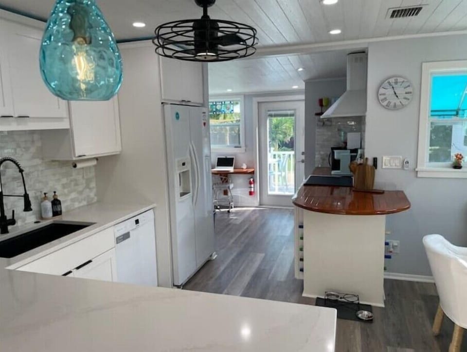 Modern, remodeled, fully stocked kitchen.