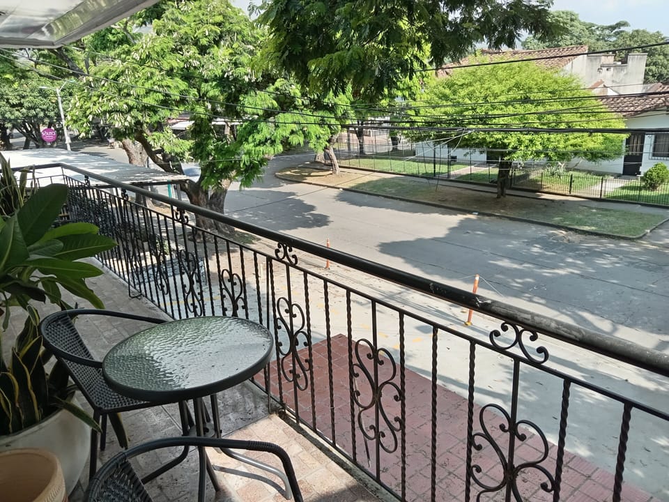 Casa vacacional,de dos niveles,ubicada en barrio exclusivo,con balcon amplio.