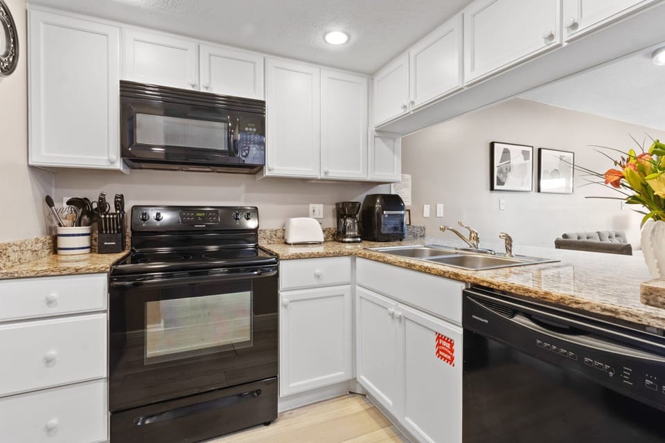 Fully equipped kitchen with everything you need to prepare your favorite meals!