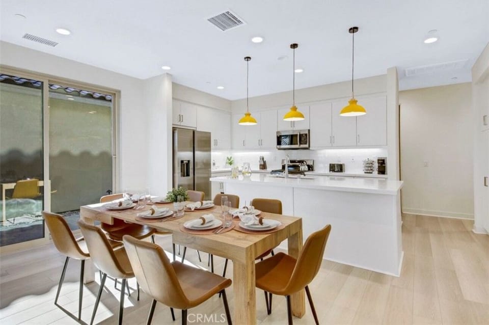 Open floor plan living room area, dining and kitchen area with 75 ' Smart Tv