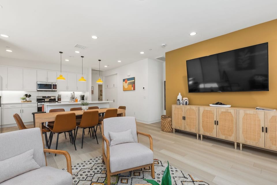 Open floor plan living room area, dining and kitchen area with 75 ' Smart Tv