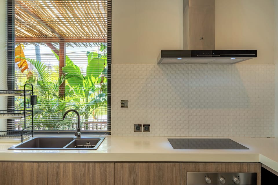 Deluxe Villa | Private kitchen | Fridge, microwave, oven, electric kettle
