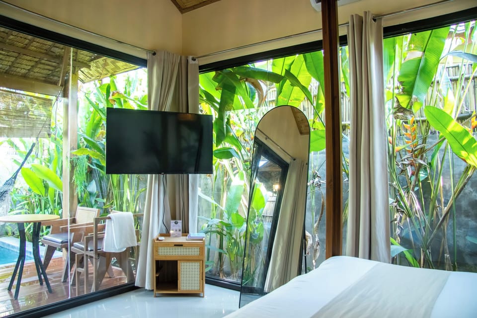 VIP Glass Villa | Egyptian cotton sheets, premium bedding, memory foam beds, WiFi (free)
