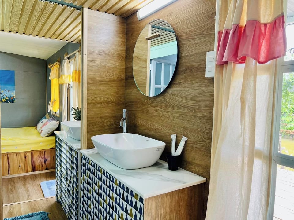 Basic Double Room, Garden View | Bathroom | Hair dryer, slippers