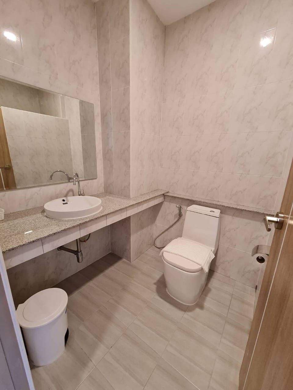 Twin Room, City View | Bathroom | Free toiletries