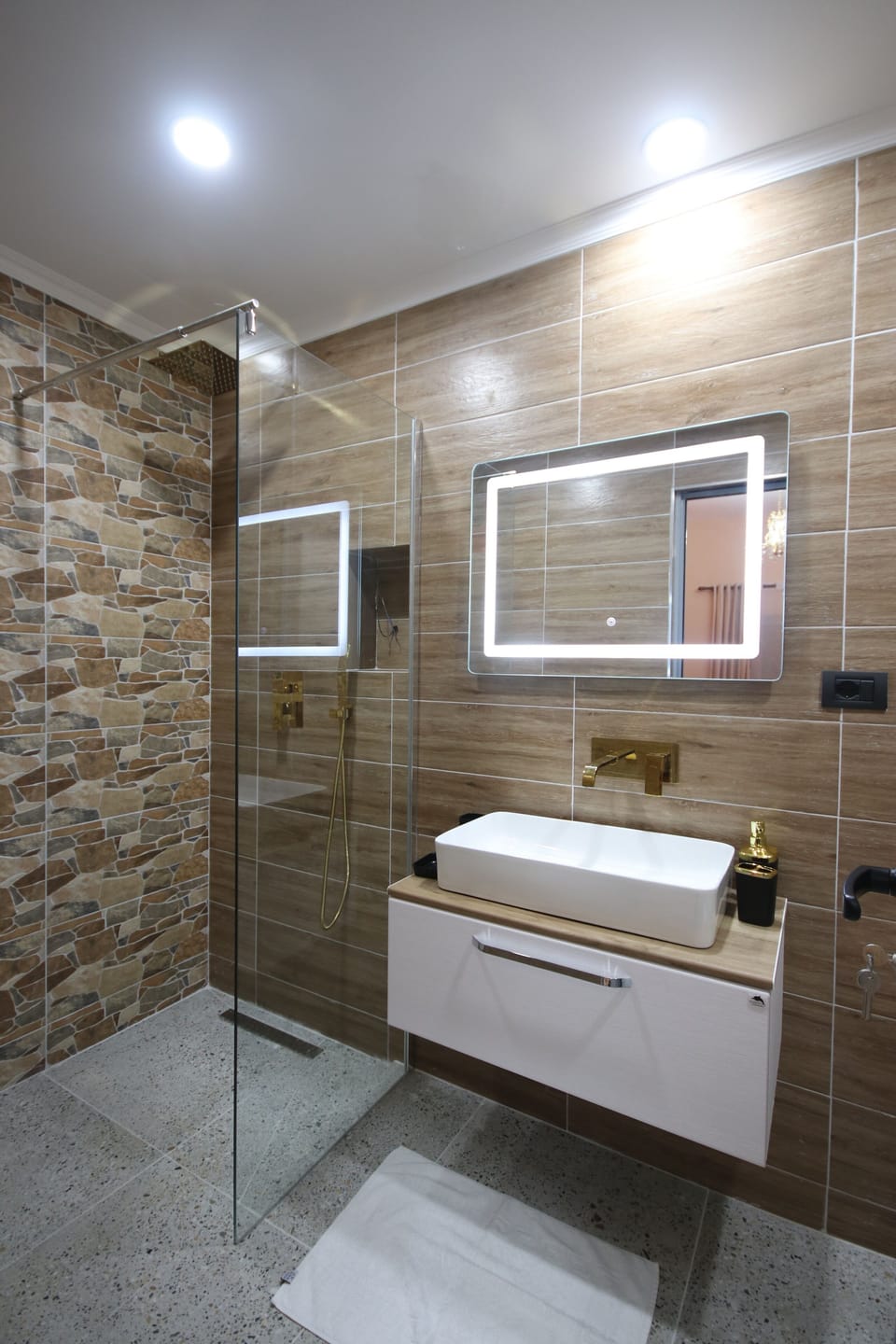 Superior Studio Suite, 1 Queen Bed with Sofa bed, Garden View | Bathroom | Shower, rainfall showerhead, hair dryer, slippers
