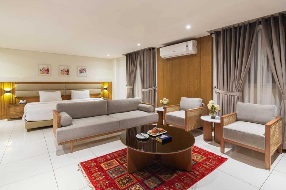 Executive Suite | Desk, iron/ironing board, WiFi (free)