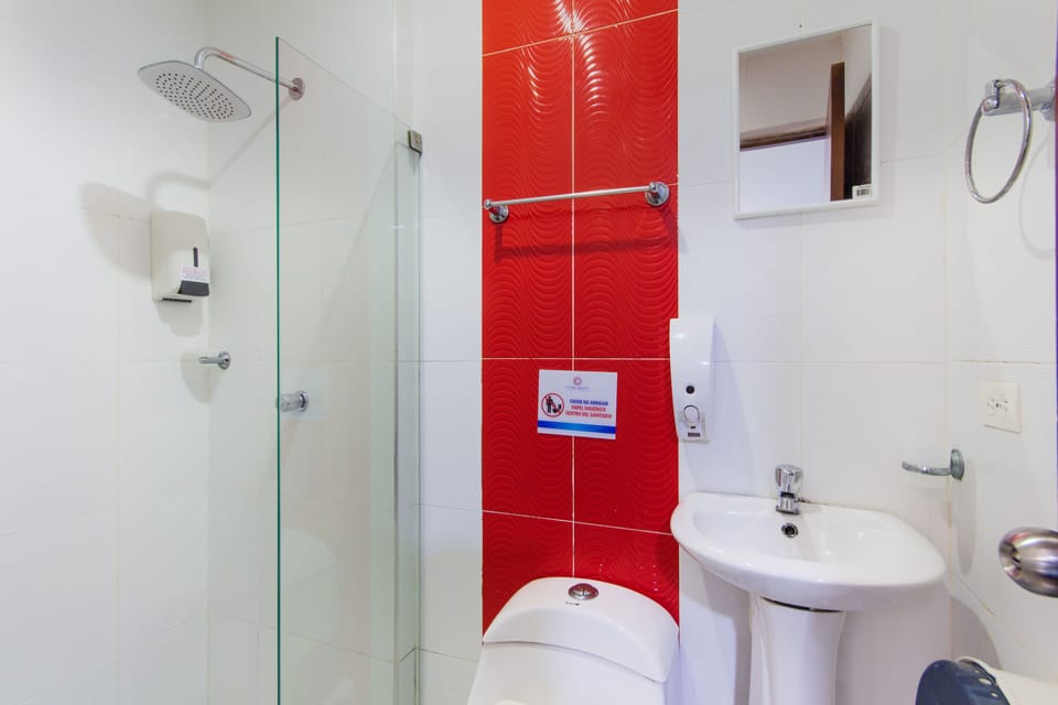 Double Estándar | Bathroom | Shower, free toiletries, hair dryer, towels