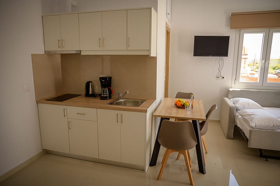 City Studio | Private kitchen | Mini-fridge, stovetop, coffee/tea maker, electric kettle