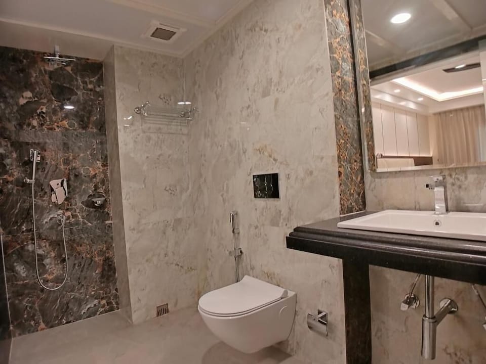 DELUXE FAMILY ROOM | Bathroom | Shower, free toiletries, towels, soap
