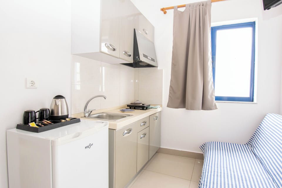 Deluxe Studio, Jetted Tub | Free WiFi, bed sheets
