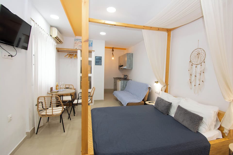 Studio, Jetted Tub, Ground Floor | Free WiFi, bed sheets