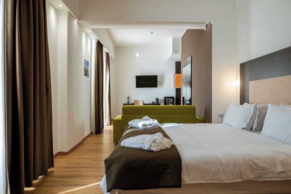 Executive Suite | In-room safe, blackout drapes, soundproofing, free WiFi