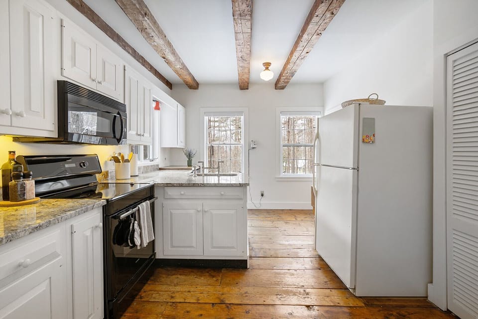Full Kitchen with Washer Dryer!