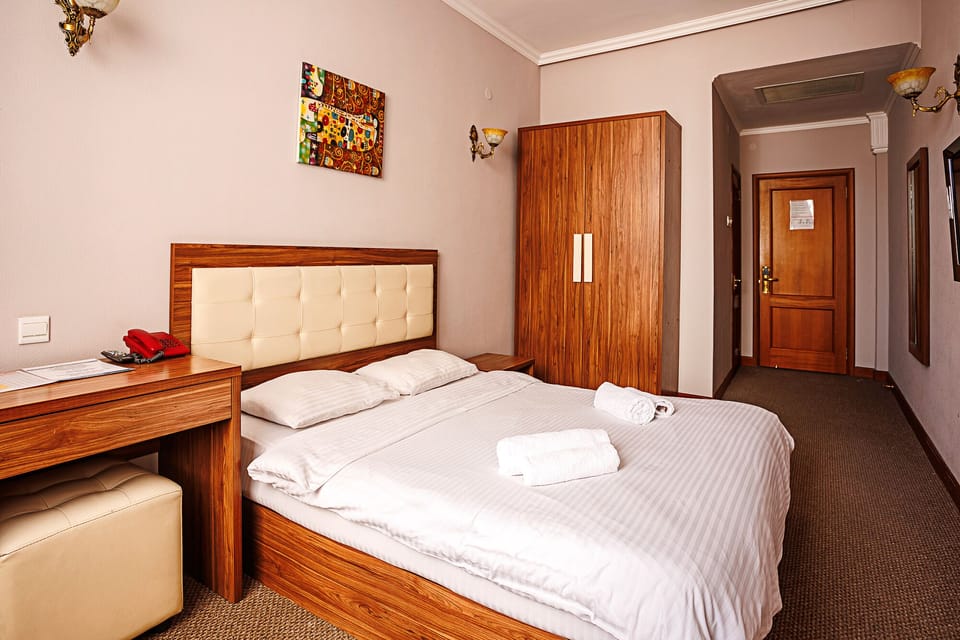 Standard Double Room | Desk, WiFi (free), bed sheets