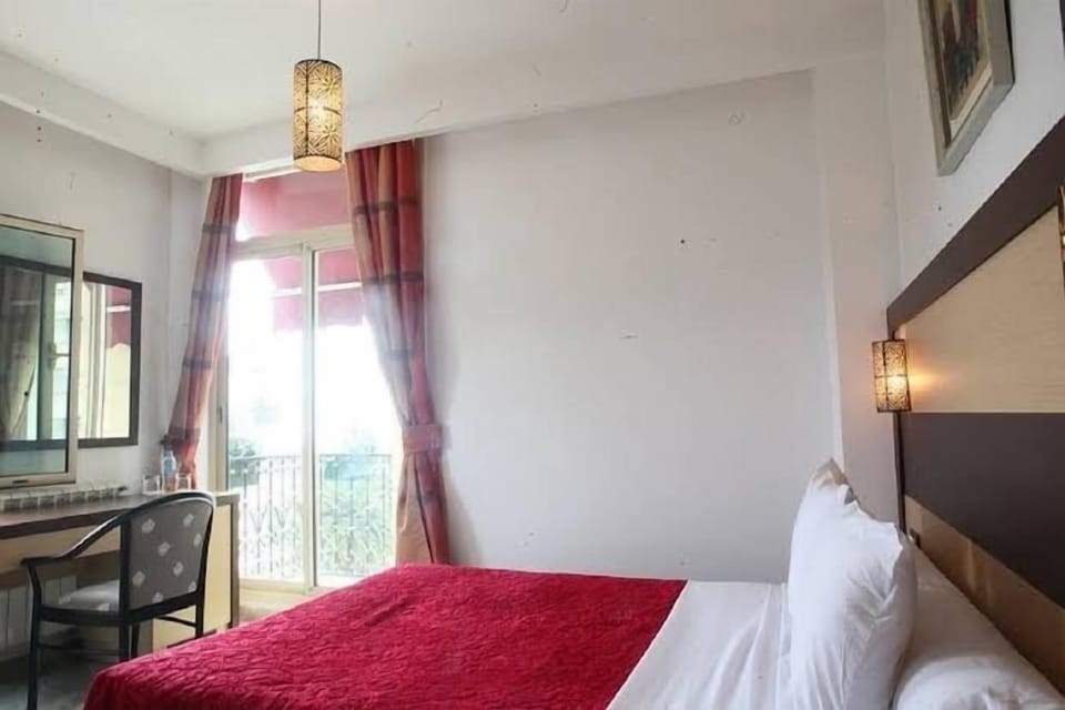 Minibar, desk, blackout drapes, WiFi (free)