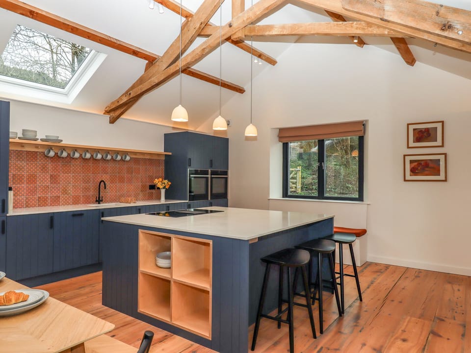 Fridge, dishwasher, cookware/dishes/utensils