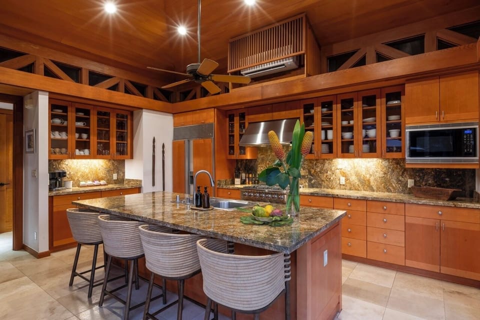 The island also serves as a breakfast bar for quick meals or entertainment.