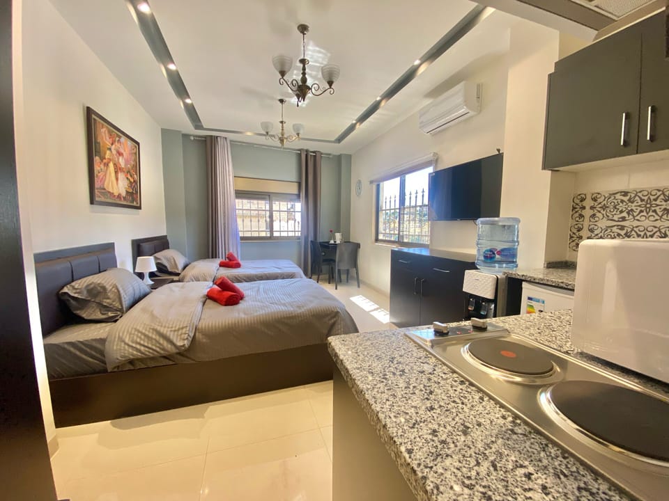 Comfort Studio, 2 Twin Beds, Non Smoking, Mountain View - 47 - Studio No. 5 | Laptop workspace, soundproofing, iron/ironing board, cribs (free)
