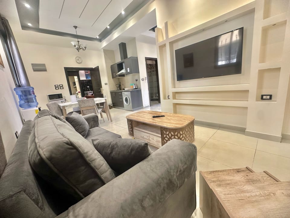 Deluxe Apartment, 1 King Bed, Non Smoking, Mountain View - 47 - Apartment No. 1 | Living area | 55-inch Smart TV with cable channels