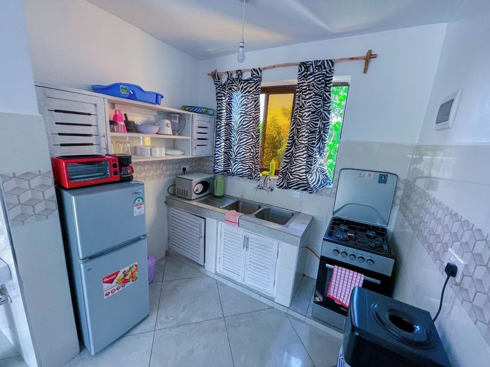 Family Apartment, 2 Bedrooms | Private kitchen | Fridge, oven, cookware/dishes/utensils, paper towels
