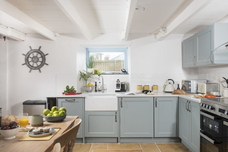 The kitchen with a stove top, oven and tea facilities - School Cottage