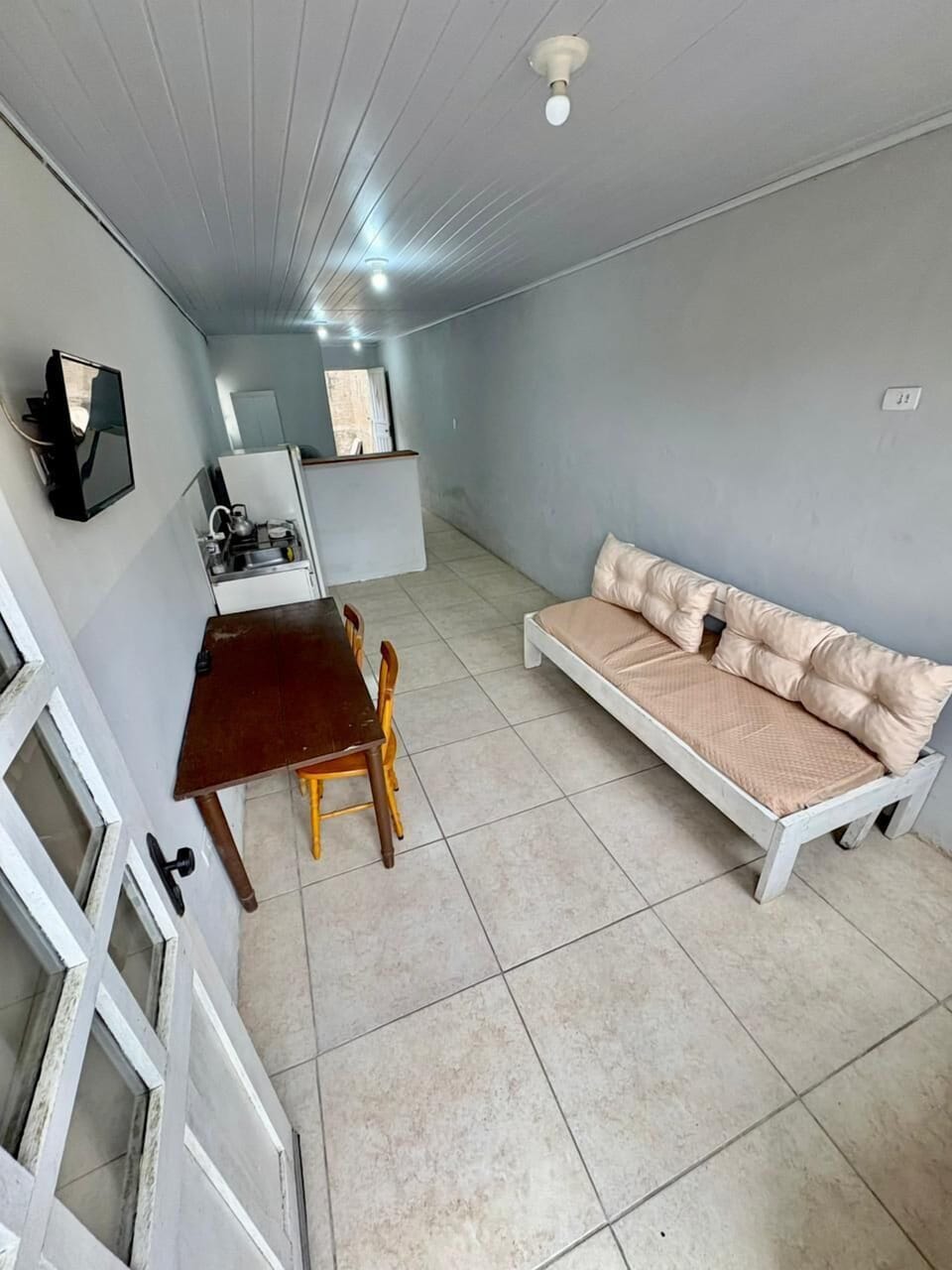 Apartment | Living room | 32-inch LCD TV with cable channels