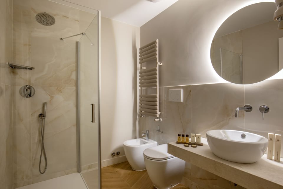 Deluxe Triple Room | Bathroom | Shower, free toiletries, hair dryer, bidet