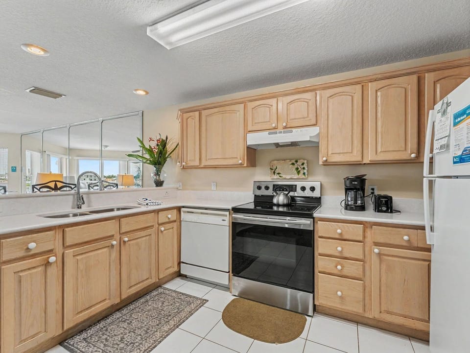 Condo, 1 Queen Bed with Sofa bed (Amadeus 9) | Private kitchen | Oven, toaster