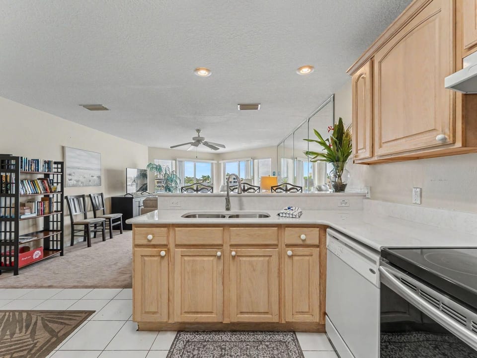 Condo, 1 Queen Bed with Sofa bed (Amadeus 9) | Private kitchen | Oven, toaster