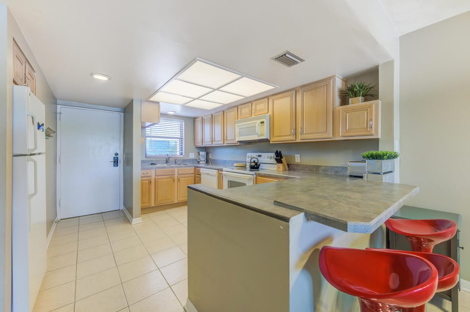Condo, 1 King Bed with Sofa bed (Bayshore Yacht & Tennis 216) | Private kitchen | Oven, toaster