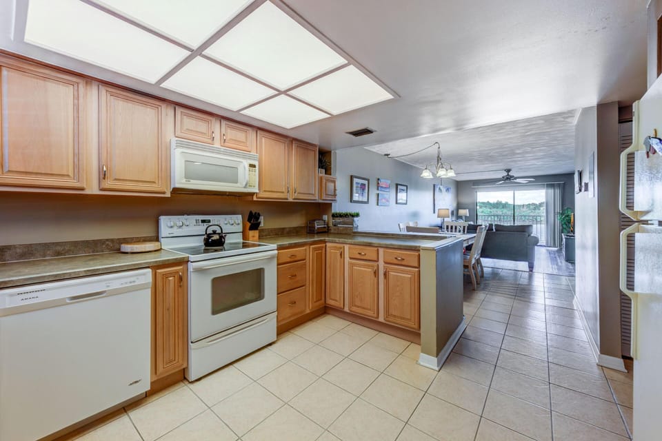 Condo, 1 King Bed with Sofa bed (Bayshore Yacht & Tennis 216) | Private kitchen | Oven, toaster