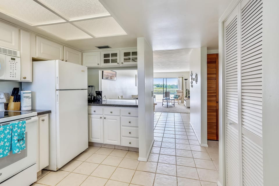 Condo, 1 Queen Bed with Sofa bed (Bayshore Yacht & Tennis 314) | Private kitchen | Oven, toaster