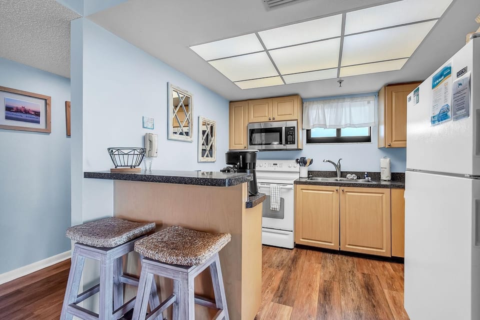 Condo, 1 King Bed with Sofa bed (Caprice 501) | Private kitchen | Oven, toaster