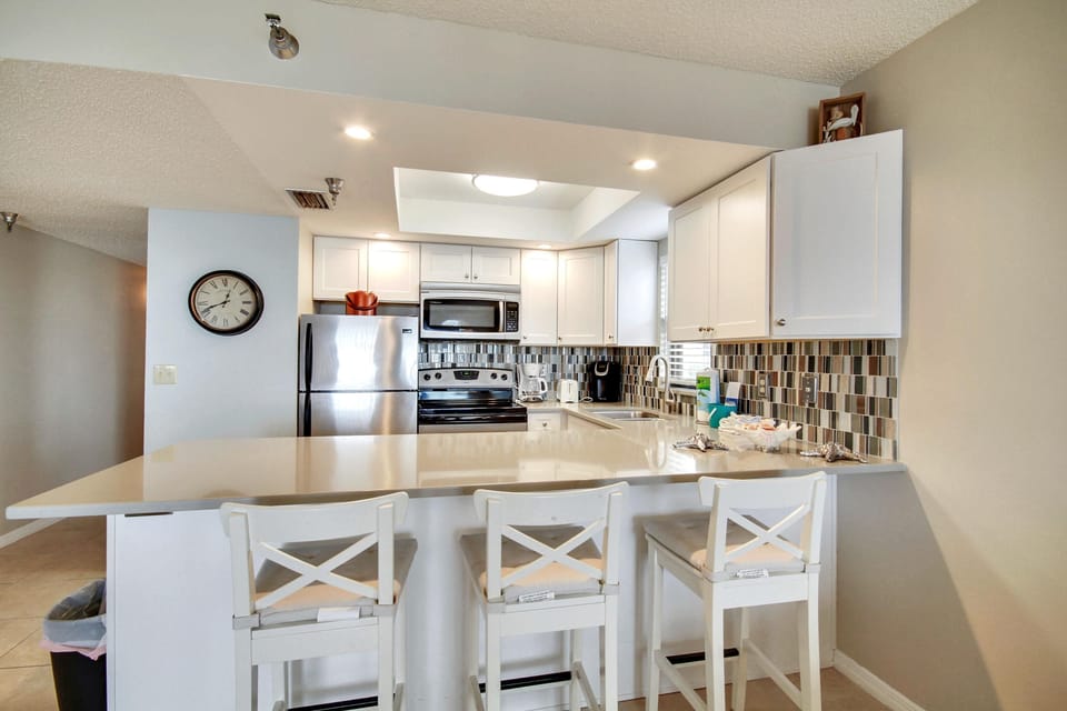 Condo, 1 King Bed (Emerald Isle 101) | Private kitchen | Oven, toaster
