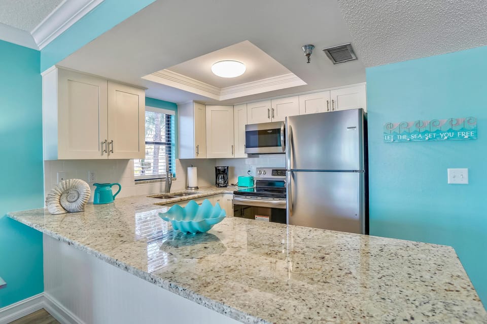 Condo, 1 King Bed with Sofa bed (Emerald Isle 104) | Private kitchen | Oven, toaster