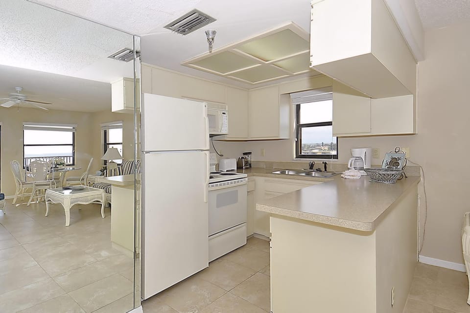 Condo, 1 King Bed (Emerald Isle 601) | Private kitchen | Oven, toaster